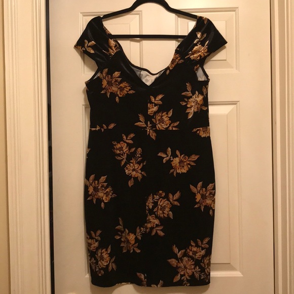 🎉 F21 Stunning Black Velvet Dress NWT!!! 🎉 - Picture 3 of 5